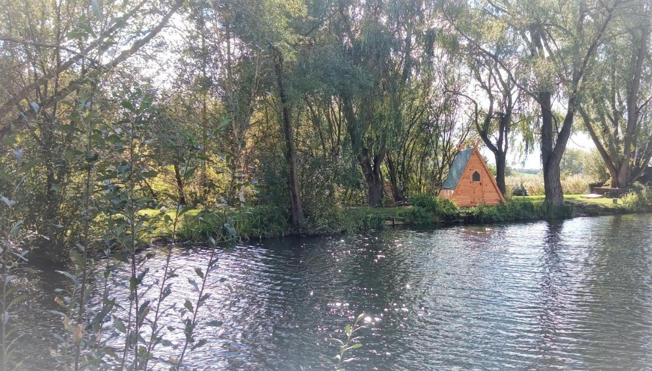 克莱尔 "George'S" Lakeside Wooden Tipi酒店 外观 照片