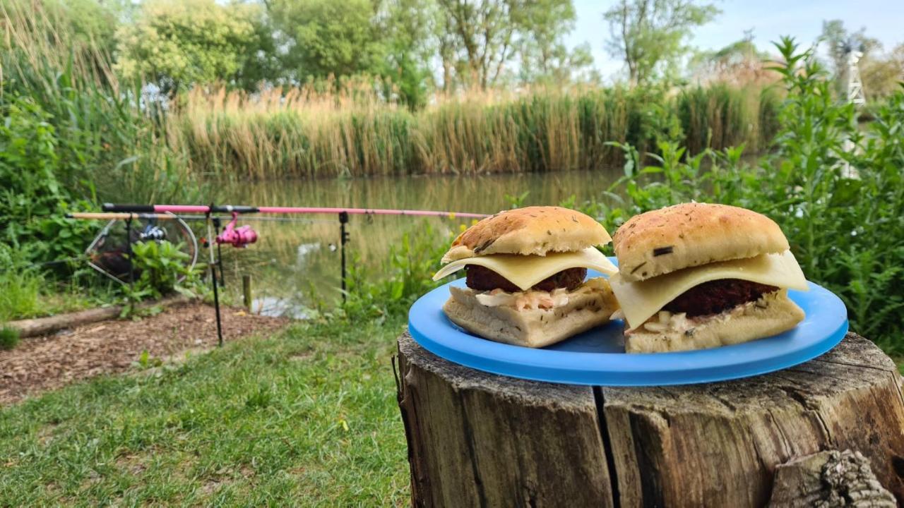 克莱尔 "George'S" Lakeside Wooden Tipi酒店 外观 照片